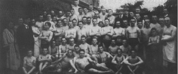 Wettkampfmannschaft des OSV vor dem Ebertbad 1912